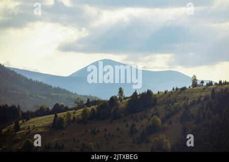 coucher de soleil coloré au sommet de la montagne ukrainienne Banque D'Images