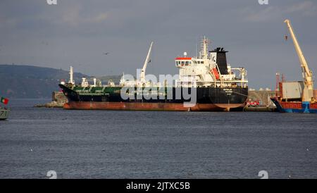 Pétrolier-chimique Tanker AETHALIA, amarré dans le port, à l'heure du coucher du soleil, Ponta Delgada, Sao Miguel, Açores, Portugal Banque D'Images