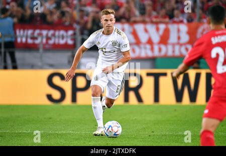 Coupe DFB, 1st Round, Rhein Energie Stadium Cologne; Viktoria Cologne - FC Bayern Munich; Joshua Kimmich Banque D'Images