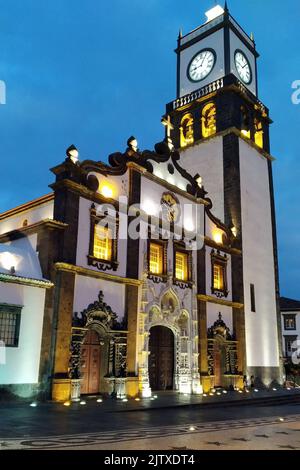 Eglise de San Sebastian, style baroque et manuéline datant de 16th siècles, vue dans l'illumination du soir, Ponta Delgada, Sao Miguel, Açores, Portugal Banque D'Images