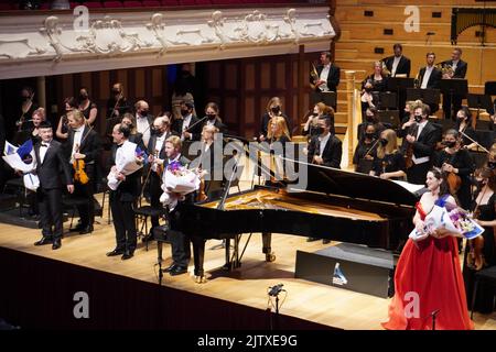 (220902) -- AUCKLAND, le 2 septembre 2022 (Xinhua) -- les artistes répondent à l'appel du rideau après le concert orchestral « East Wets West » qui s'est tenu à l'hôtel de ville d'Auckland, en Nouvelle-Zélande, le 1 septembre 2022. Le concert orchestral « East meets West » tenu jeudi soir à l'hôtel de ville d'Auckland a impressionné le public néo-zélandais avec des œuvres musicales chinoises classiques. Le concert fait partie de 'image China', une initiative d'échange culturel présentée par China Arts and Entertainment Group, qui vise à présenter les arts de la scène chinois traditionnels et contemporains à des publics du monde entier. POUR ALLER AVEC 'concert tenu dans Banque D'Images