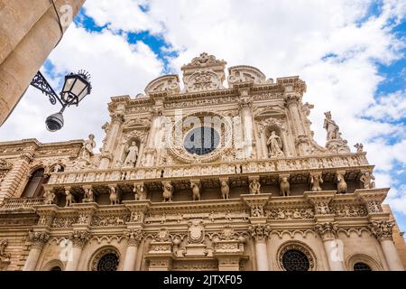 La façade richement décorée de la basilique de Santa Croce avec des statues, des colonnes et des fenêtres roses, centre-ville de Lecce, Salento, région des Pouilles, Italie Banque D'Images