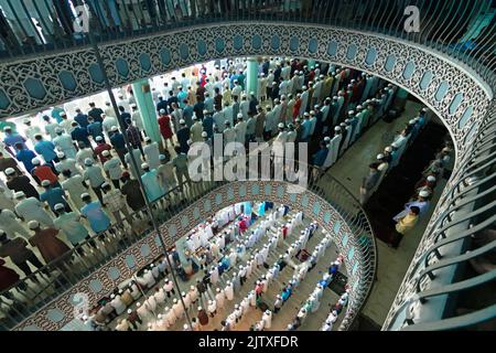 Dhaka, Dhaka, Bangladesh. 2nd septembre 2022. 10 000 musulmans paient leurs respects lors de la prière de Jummah à la mosquée nationale Baitul Mukarram à Dhaka, au Bangladesh. La mosquée nationale du Bangladesh, connue sous le nom de Baitul Mukarram ou la Maison Sainte en anglais, est l'une des plus grandes mosquées au monde et peut accueillir jusqu'à 40 000 personnes, y compris dans l'espace ouvert extérieur. La mosquée possède plusieurs caractéristiques architecturales modernes tout en préservant les principes traditionnels de l'architecture moghole. (Image de crédit : © Joy Saha/ZUMA Press Wire) Banque D'Images