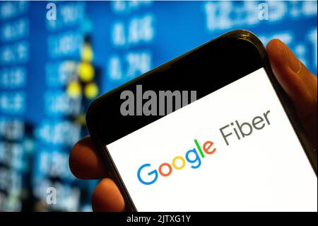 Dans cette illustration, le logo du fournisseur de services Internet rapide américain de Google, Google Fiber, s'affiche sur l'écran d'un smartphone. Banque D'Images