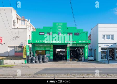 Le magasin de détail de pneus (pneus) et de roues A1 vert vif à Summer Hill, dans le centre-ouest de Sydney, en Australie Banque D'Images