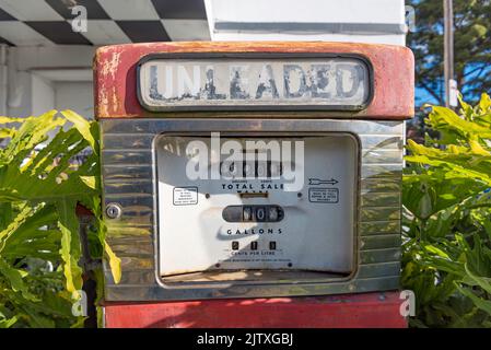 Un ancien carburant sans plomb (essence) bowser (pompe) maintenant utilisé comme décoration à l'extérieur d'un magasin à Summer Hill, en Nouvelle-Galles du Sud, en Australie Banque D'Images