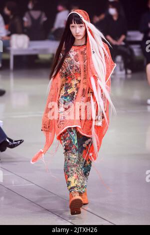 Tokyo, Japon. 2nd septembre 2022. Un mannequin portant la marque de mode WATARU TOMINAGA descend sur la piste pendant la collection printemps/été de la semaine de mode Rakuten TOKYO 2023 à Shibuya Hikarie. La semaine de la mode va de 29 août à 3 septembre. (Image de crédit: © Rodrigo Reyes Marin/ZUMA Press Wire) Banque D'Images
