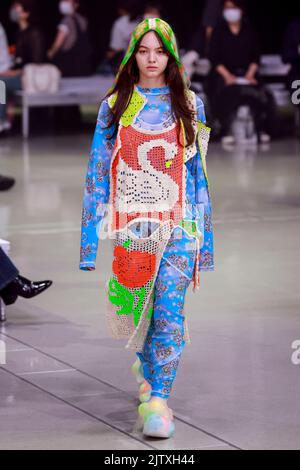 Tokyo, Japon. 2nd septembre 2022. Un mannequin portant la marque de mode WATARU TOMINAGA descend sur la piste pendant la collection printemps/été de la semaine de mode Rakuten TOKYO 2023 à Shibuya Hikarie. La semaine de la mode va de 29 août à 3 septembre. (Image de crédit: © Rodrigo Reyes Marin/ZUMA Press Wire) Banque D'Images