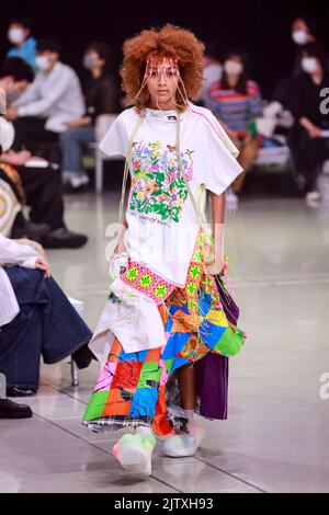 Tokyo, Japon. 2nd septembre 2022. Un mannequin portant la marque de mode WATARU TOMINAGA descend sur la piste pendant la collection printemps/été de la semaine de mode Rakuten TOKYO 2023 à Shibuya Hikarie. La semaine de la mode va de 29 août à 3 septembre. (Image de crédit: © Rodrigo Reyes Marin/ZUMA Press Wire) Banque D'Images