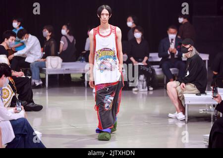 Tokyo, Japon. 2nd septembre 2022. Un mannequin portant la marque de mode WATARU TOMINAGA descend sur la piste pendant la collection printemps/été de la semaine de mode Rakuten TOKYO 2023 à Shibuya Hikarie. La semaine de la mode va de 29 août à 3 septembre. (Image de crédit: © Rodrigo Reyes Marin/ZUMA Press Wire) Banque D'Images