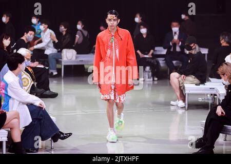 Tokyo, Japon. 2nd septembre 2022. Un mannequin portant la marque de mode WATARU TOMINAGA descend sur la piste pendant la collection printemps/été de la semaine de mode Rakuten TOKYO 2023 à Shibuya Hikarie. La semaine de la mode va de 29 août à 3 septembre. (Image de crédit: © Rodrigo Reyes Marin/ZUMA Press Wire) Banque D'Images