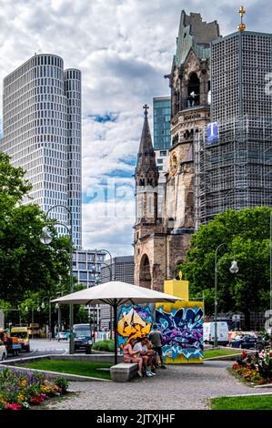 Eglise du souvenir Kaiser Wilhelm, Kaiser-Wilhelm-Gedächtniskirche. Et installation d'art de rue, Breitscheidplatz, Charlottenburg, Berlin Banque D'Images