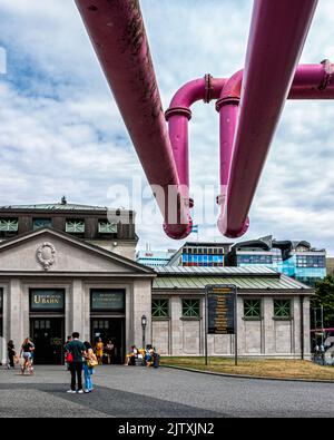 Tuyaux de drainage roses et station de métro Wittenbergplatz à Tauentzienstrasse,Schöneberg-Berlinp Banque D'Images