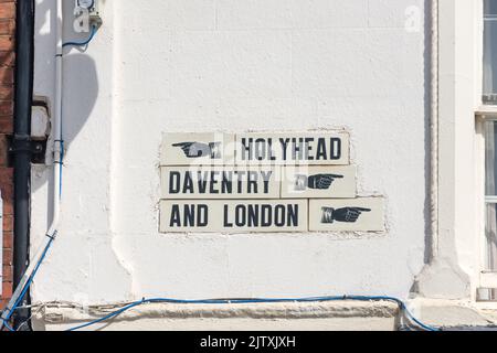 Panneaux de signalisation routière vintage sur le mur, long Street, Atherstone, Warwickshire, Angleterre, Royaume-Uni Banque D'Images