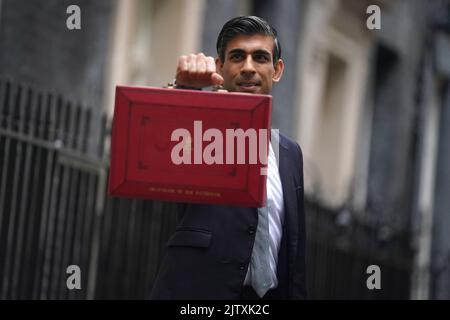 Photo du dossier datée du 27/10/21, du chancelier de l'Échiquier de l'époque, Rishi Sunak, tenant sa « Red Box » ministérielle à l'extérieur du 11 Downing Street, Londres, avant de remettre son budget à la Chambre des communes. Dans quelques jours, la Grande-Bretagne va savoir si Liz Truss ou Rishi Sunak a été choisi pour être le nouveau dirigeant conservateur et le prochain Premier ministre. Date de publication : vendredi 2 septembre 2022. Banque D'Images