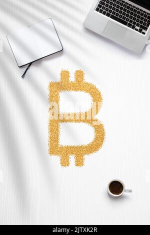 Flat Lay au sujet de gagner de l'argent à la maison avec un signe Bitcoin fait en paillettes dorées Banque D'Images