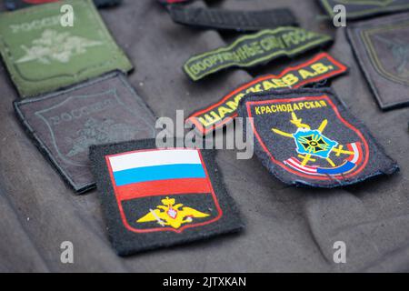 Soldats russes divers patchs trouvés en Ukraine avec le drapeau russe, l'armée russe ou les symboles des forces armées avec le nom des soldats tués ou capturés Banque D'Images