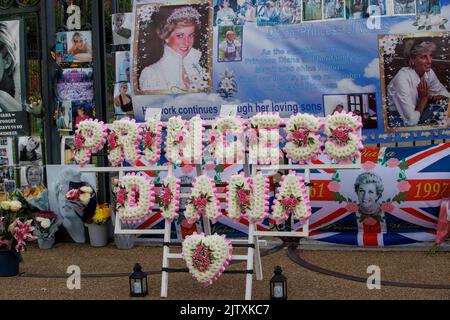 Des tournants aux portes du Palais de Kensington. C'est le 25th anniversaire de la mort de la princesse Diana avec Dodi al-Fayed à Paris sur 31 août 1987. Banque D'Images