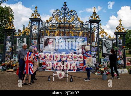 Des tournants aux portes du Palais de Kensington. C'est le 25th anniversaire de la mort de la princesse Diana avec Dodi al-Fayed à Paris sur 31 août 1987. Banque D'Images