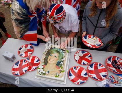 Des tournants aux portes du Palais de Kensington. C'est le 25th anniversaire de la mort de la princesse Diana avec Dodi al-Fayed à Paris sur 31 août 1987. Banque D'Images