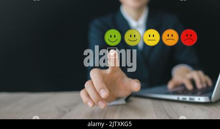 Le meilleur service à la clientèle, main d'un homme d'affaires choisit un visage souriant. Excellente expérience de notation d'affaires. Concept d’enquête de satisfaction. Maximum satis Banque D'Images