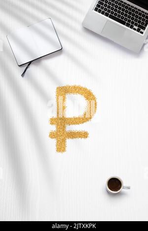 Flat Lay à gagner de l'argent à la maison avec un signe Ruble fait en paillettes dorées Banque D'Images