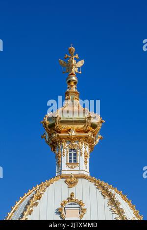 Aigle à double tête sur le dôme du palais à Peterhof, en Russie. Banque D'Images