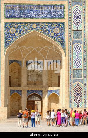 Tachkent Ouzbékistan visiteurs au Barak Khan Madrasa construit au 16th siècle Banque D'Images
