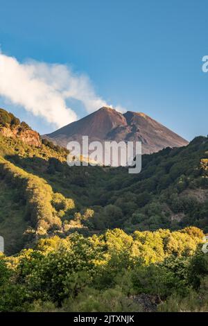 Le cratère sud-est qui forme actuellement le sommet de l'Etna (environ 3357m), vu de la pente sud du volcan en début de matinée Banque D'Images