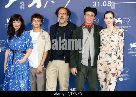 Griselda Siciliani, Iker Sanchez Solano, réalisateur Alejandro Gonzalez Inarritu, Daniel Gimenez Cacho et Ximena Lamadrid posent au photocall de 'Bardo' lors du Festival International du film de Venise 79th au Palazzo del Casino sur le Lido à Venise, en Italie, le 01 septembre 2022. Banque D'Images