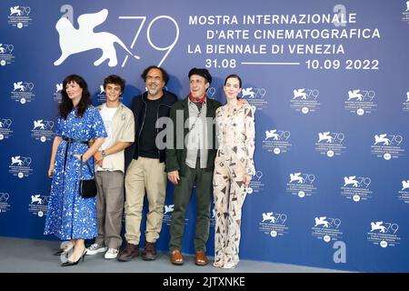 Griselda Siciliani, Iker Sanchez Solano, réalisateur Alejandro Gonzalez Inarritu, Daniel Gimenez Cacho et Ximena Lamadrid posent au photocall de 'Bardo' lors du Festival International du film de Venise 79th au Palazzo del Casino sur le Lido à Venise, en Italie, le 01 septembre 2022. Banque D'Images