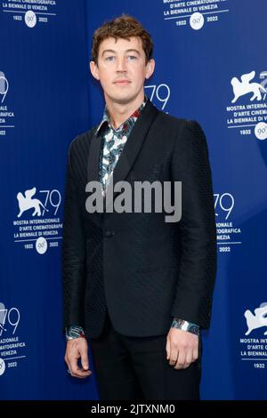 Alex Sharp pose au photocall de 'Living' lors du Festival International du film de Venise 79th au Palazzo del Casino sur le Lido à Venise, en Italie, le 01 septembre 2022. Banque D'Images