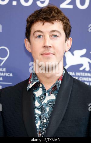 Alex Sharp pose au photocall de 'Living' lors du Festival International du film de Venise 79th au Palazzo del Casino sur le Lido à Venise, en Italie, le 01 septembre 2022. Banque D'Images