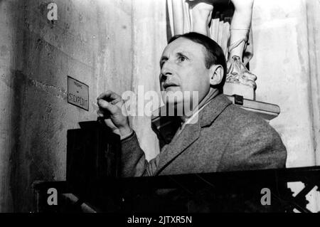 Un rôle de paroissien année: 1963 - France Directeur: Jean-Pierre Mocky Bourvil Banque D'Images