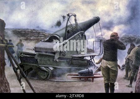 Arme de siège française en action près du champ de bataille très disputé de la première Guerre mondiale d'Arras en 1916. Pendant la terrible explosion, les tireurs couvrent leurs oreilles. Banque D'Images