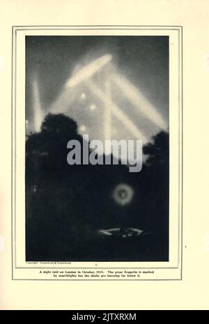 RAID de nuit à Londres en octobre 1915. Le grand Zeppelin est marqué par des projecteurs, mais les obus éclaboussent Tar en dessous de lui dans le livre l'histoire de la grande guerre; les records historiques complets des événements à ce jour LES JOURNAUX DIPLOMATIQUES ET D'ÉTAT par Reynolds, Francis Joseph, 1867-1937; Churchill, Allen Leon; Miller, Francis Trevelyan, 1877-1959; Wood, Leonard, 1860-1927; Knight, Austin Melvin, 1854-1927; Palmer, Frederick, 1873-1958; Simonds, Frank Herbert, 1878-; Ruhl, Arthur Brown, 1876- publié en 1920 Banque D'Images