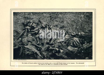 Les corps de soldats français entre les tranchées après une charge française réussie dans l'Argonne. La photographie a été prise par un officier français comme un Memento de leur héroïsme dans le livre The Story of the Great War; The Complete historique records of events to date DIPLOMATIQUES ET LES JOURNAUX D'ÉTAT par Reynolds, Francis Joseph, 1867-1937; Churchill, Allen Leon; Miller, Francis Trevelyan, 1877-1959; Wood, Leonard, 1860-1927; Knight, Austin Melvin, 1854-1927; Palmer, Frederick, 1873-1958; Simonds, Frank Herbert, 1878-; Ruhl, Arthur Brown, 1876- publié en 1920 Banque D'Images