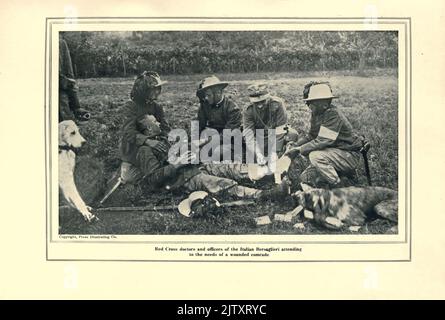 Croix-Rouge médecins, médecins, médecins et officiers des Bersaglieri italiens qui répondent aux besoins d'un camarade blessé dans le livre The Story of the Great War; les dossiers historiques complets des événements à ce jour LES JOURNAUX DIPLOMATIQUES ET D'ÉTAT de Reynolds, Francis Joseph, 1867-1937; Churchill, Allen Leon; Miller, Francis Trevelyan, 1877-1959; Wood, Leonard, 1860-1927; Knight, Austin Melvin, 1854-1927; Palmer, Frederick, 1873-1958; Simonds, Frank Herbert, 1878-; Ruhl, Arthur Brown, 1876- publié en 1920 Banque D'Images