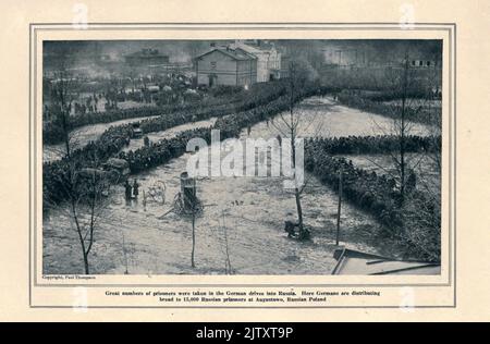 Les Allemands distribuent du pain à 15 000 prisonniers russes à Augustogo, en Pologne russe, dans le livre The Story of the Great War ; The Complete history of events to date DIPLOMATIQUES ET STATE PAPERS de Reynolds, Francis Joseph, 1867-1937 ; Churchill, Allen Leon ; Miller, Francis Trevelyan, 1877-1959; Wood, Leonard, 1860-1927; Knight, Austin Melvin, 1854-1927; Palmer, Frederick, 1873-1958; Simonds, Frank Herbert, 1878-; Ruhl, Arthur Brown, 1876- publié en 1920 Banque D'Images