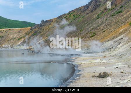 Lac minéralisé chaud avec source thermale et fumeroles fumaroles fumarocoles dans la caldeira du volcan Golovnin sur l'île de Kunashir Banque D'Images