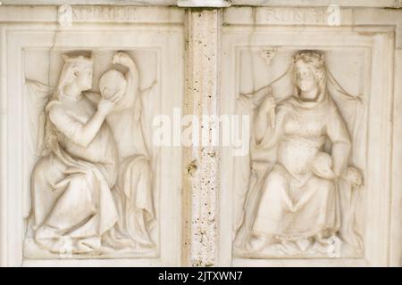 Astronomie et philosophie - détail de Fontana Maggiore (1275), un chef-d'œuvre de sculpture médiévale symbole de la ville de Pérouse - Italie Banque D'Images