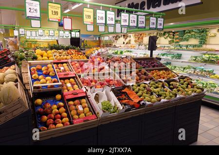 Fossano, Italie - 30 août 2022: Étals de fruits et légumes dans le supermarché italien Eurospin, fruits d'été dans des boîtes en vente avec pric Banque D'Images
