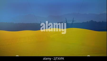 Image du drapeau de l'ukraine sur le terrain et les poteaux électriques Banque D'Images