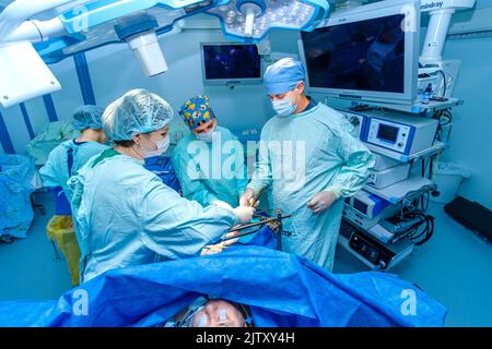 Moscou. Russie. 10 août 2022. Une équipe de chirurgiens effectue la chirurgie sur l'intestin humain. Traitement chirurgical de maladies coloproctologiques. Banque D'Images