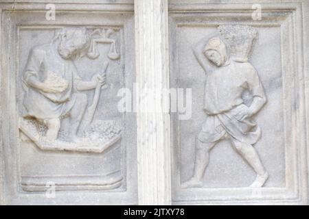 Septembre : la trituration des raisins - détail de Fontana Maggiore (1275), un chef-d'œuvre de sculpture médiévale symbole de la ville de Pérouse - Italie Banque D'Images