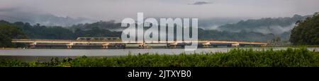 Paysage du Panama avec vue panoramique sur le nouveau pont de Gamboa au-dessus de Rio Chagres à Gamboa, République du Panama, Amérique centrale. Banque D'Images