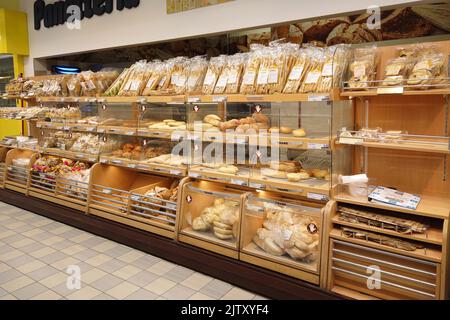 Fossano, Italie - 30 août 2022: Étagère avec différents types de pain dans le département de boulangerie du supermarché italien Eurospin Banque D'Images