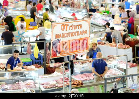 Chorsu Bazaar à Tachkent Ouzbékistan - marchands de marché vendant de la viande de cheval dans un stand de bouchers en août 2022 Banque D'Images