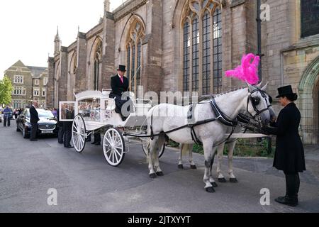 Le cercueil de Lilia Valutyte, une victime de neuf ans, arrive à l'église St Botolph de Boston, dans le Lincolnshire. Date de la photo: Vendredi 2 septembre 2022. Banque D'Images