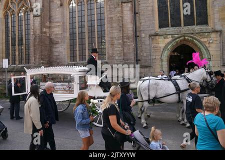 Le cercueil de Lilia Valutyte, une victime de neuf ans, arrive à l'église St Botolph de Boston, dans le Lincolnshire. Date de la photo: Vendredi 2 septembre 2022. Banque D'Images